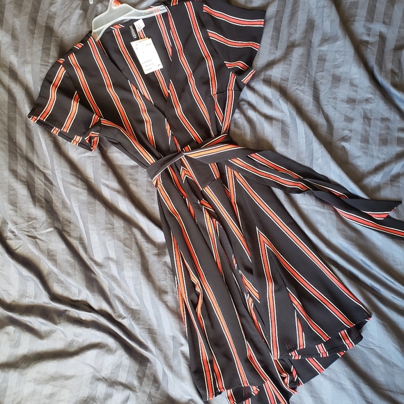 ⛔️Gone to Goodwill!⛔️ H&M Wrap Dress - Picture 1 of 4